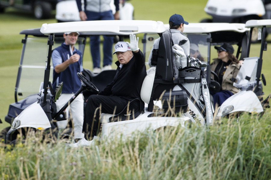 Tramp igra golf, a za to vreme protest; Na stotine okupljenih širom Škotske FOTO/VIDEO