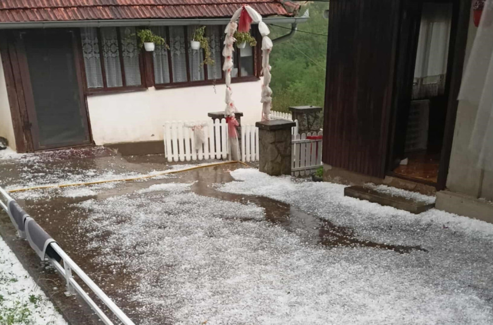 Zastrašujuće scene iz Srbije: Vetar nosi sve pred sobom; Pao krov sa zgrade; Led zatrpao ulice FOTO/VIDEO