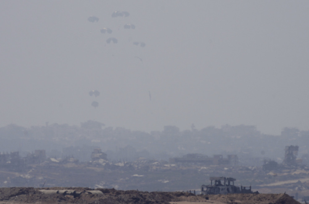 Gaza dobila pomoć iz vazduha: 25 tona paketa spušteno padobranima FOTO/VIDEO