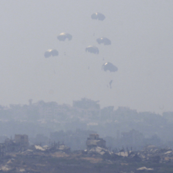 Gaza dobila pomoć iz vazduha: 25 tona paketa spušteno padobranima FOTO/VIDEO