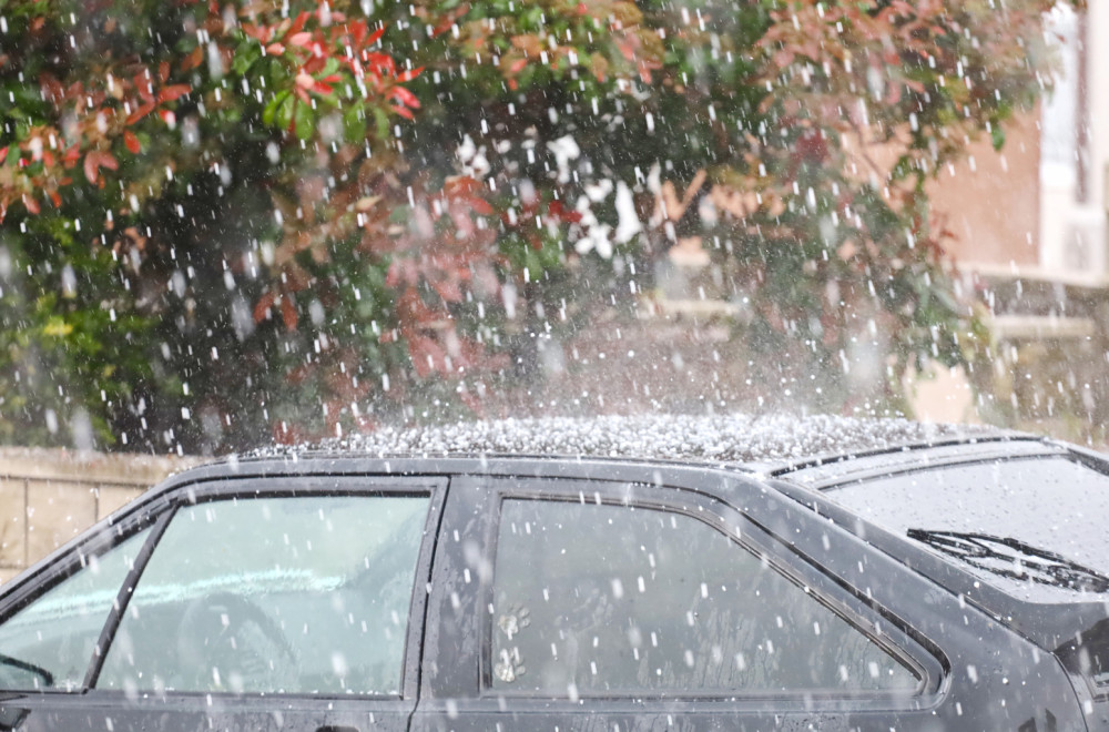 Zastrašujuće scene iz Srbije: Vetar nosi sve pred sobom; Pao krov sa zgrade; Led zatrpao ulice FOTO/VIDEO