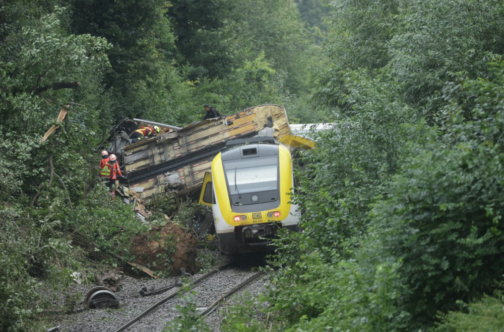 Voz iskočio iz šina, ima mrtvih; Sklanjaju se vagoni u potrazi za ljudima FOTO/VIDEO