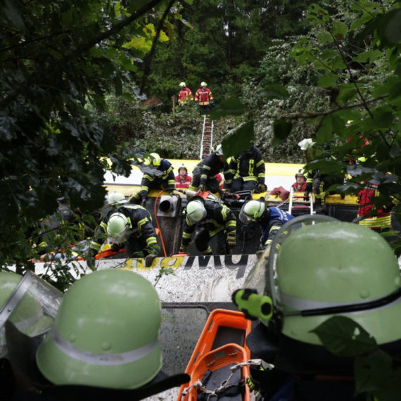 Voz iskočio iz šina, ima mrtvih; Sklanjaju se vagoni u potrazi za ljudima FOTO/VIDEO