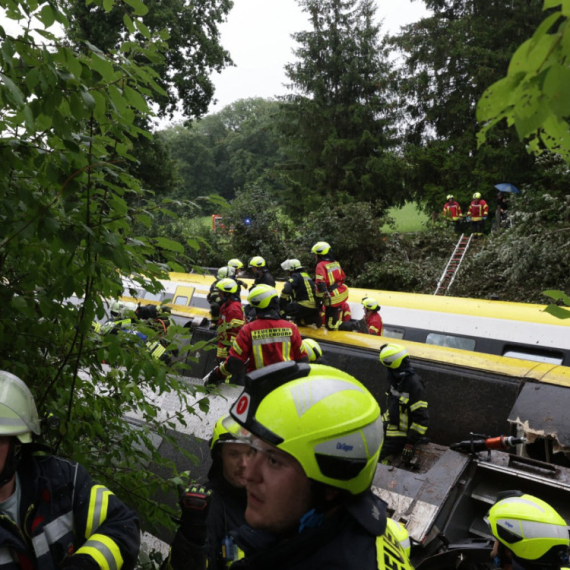 Prve slike i snimci katastrofe u Nemačkoj: Deo voza bez krova, ljudi zarobljeni u vagonima FOTO/VIDEO