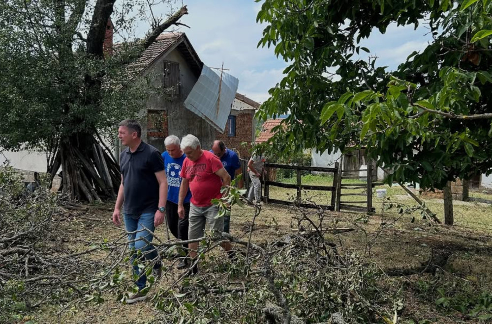 Ovako nešto se ne pamti; Grad razbijao krovove, sela bez struje FOTO/VIDEO