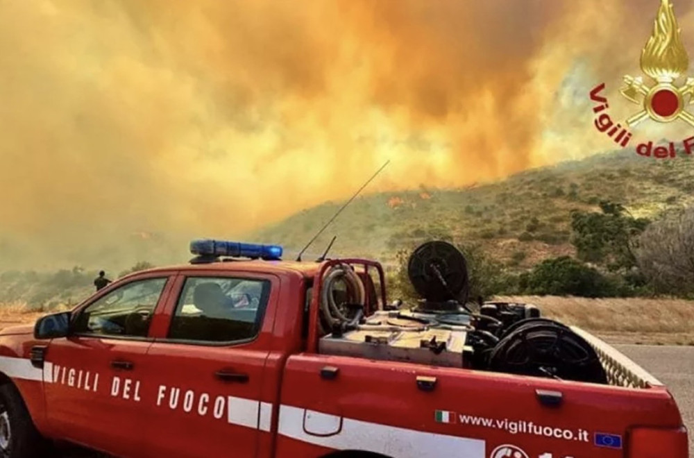"Ovo mesto više ne postoji"; Vatra guta sve pred sobom: Ljudi u agoniji beže sa plaža; Automobili gore VIDEO