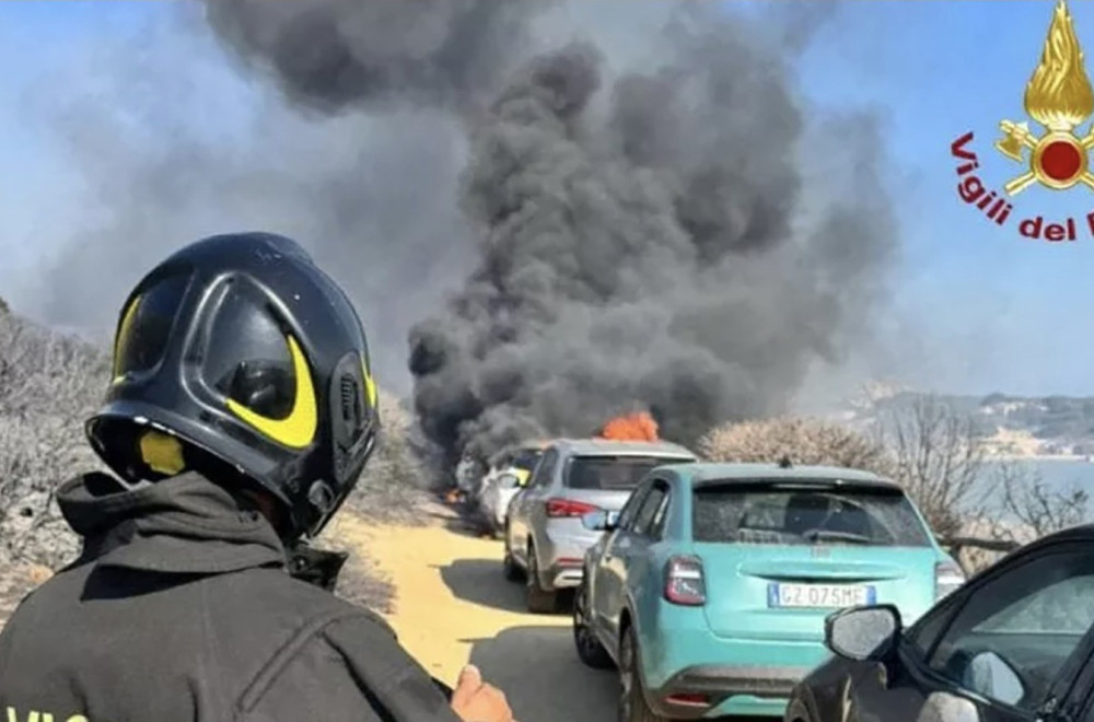 Ovo mesto više ne postoji; Vatra guta sve pred sobom: Ljudi u agoniji beže sa plaža; Automobili gore VIDEO