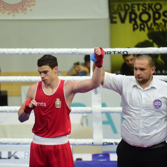 Nezapamćeni skandal doneo Srbiji zlato: Trener ušao u ring i davio sudiju! VIDEO