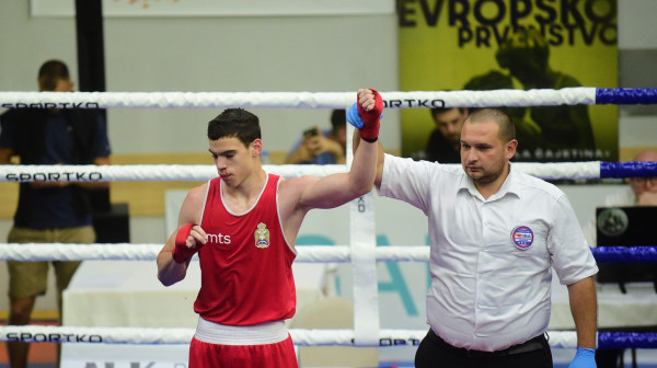 Nezapamćeni skandal doneo Srbiji zlato: Trener ušao u ring i davio sudiju! VIDEO