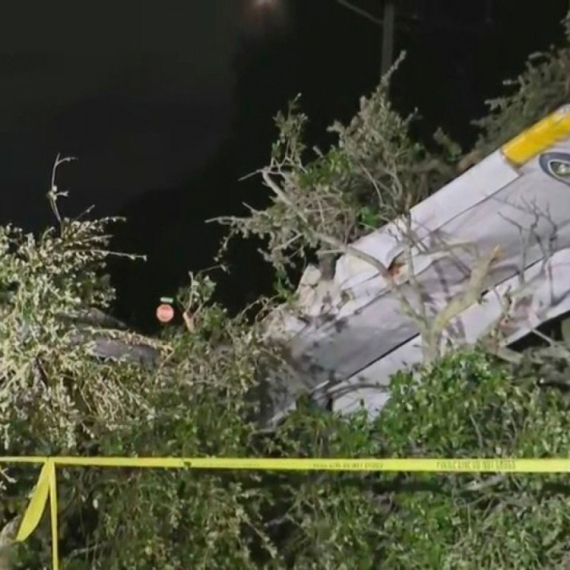 Srušio se avion; Tela plutaju VIDEO