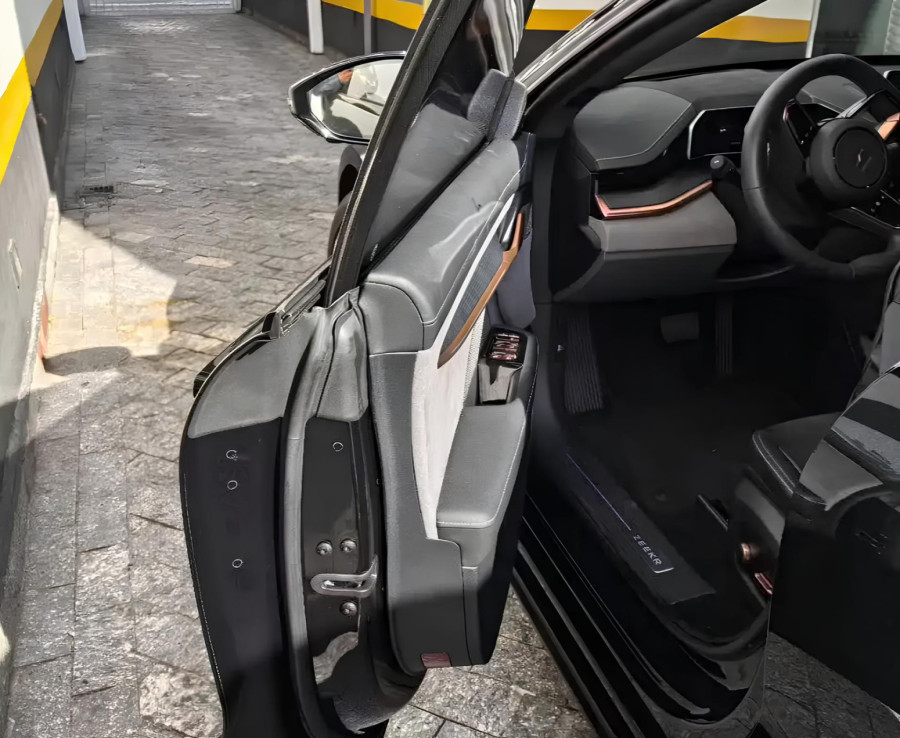 Ovaj električni automobil je stvoren za brzinu – ali sada može da zaustavi i metke FOTO