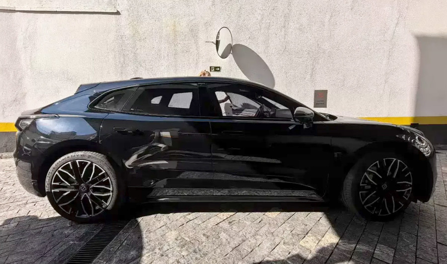 Ovaj električni automobil je stvoren za brzinu – ali sada može da zaustavi i metke FOTO