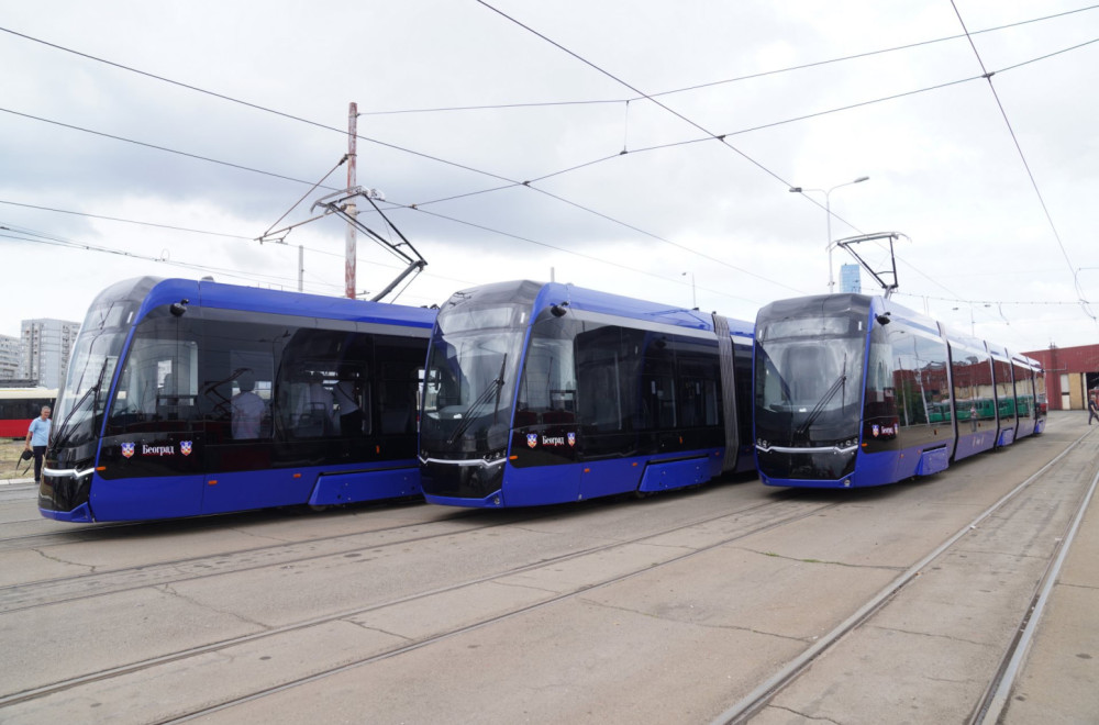 Autobus se otkačio sa šlepe, pa udario u tramvaj: Nema povređenih