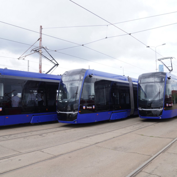 Autobus se otkačio sa šlepe, pa udario u tramvaj: Nema povređenih