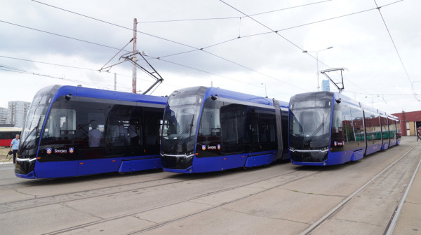Autobus se otkačio tokom šlepanja i udario u tramvaj: Nema povređenih