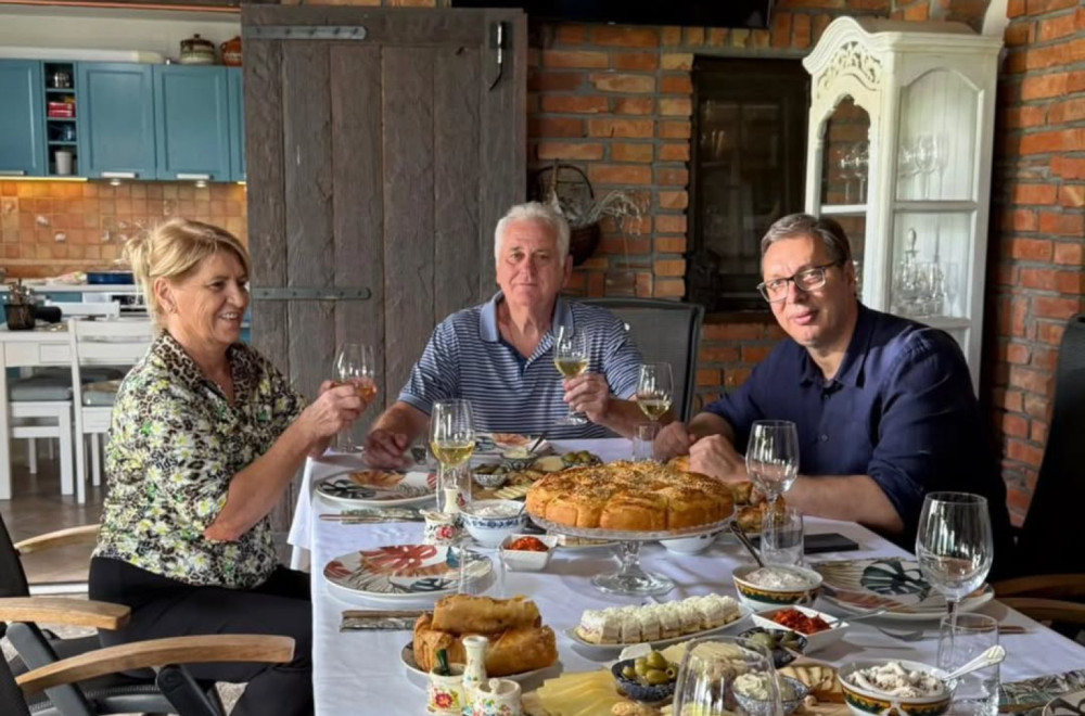 Vučić sa Tomislavom i Dragicom Nikolić u Bajčetini: "Prase je stiglo nešto kasnije" FOTO