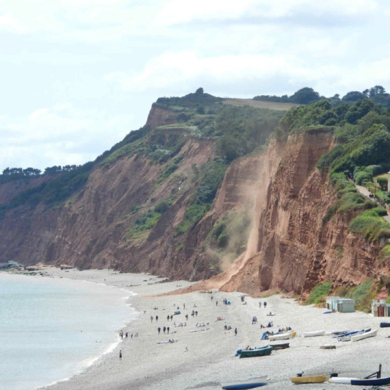 Urušila se litica na popularnoj plaži: Palo na hiljade tona kamenja, turisti panično bežali FOTO