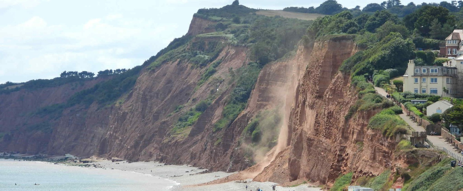 Urušila se litica na popularnoj plaži: Palo na hiljade tona kamenja, turisti panično bežali FOTO