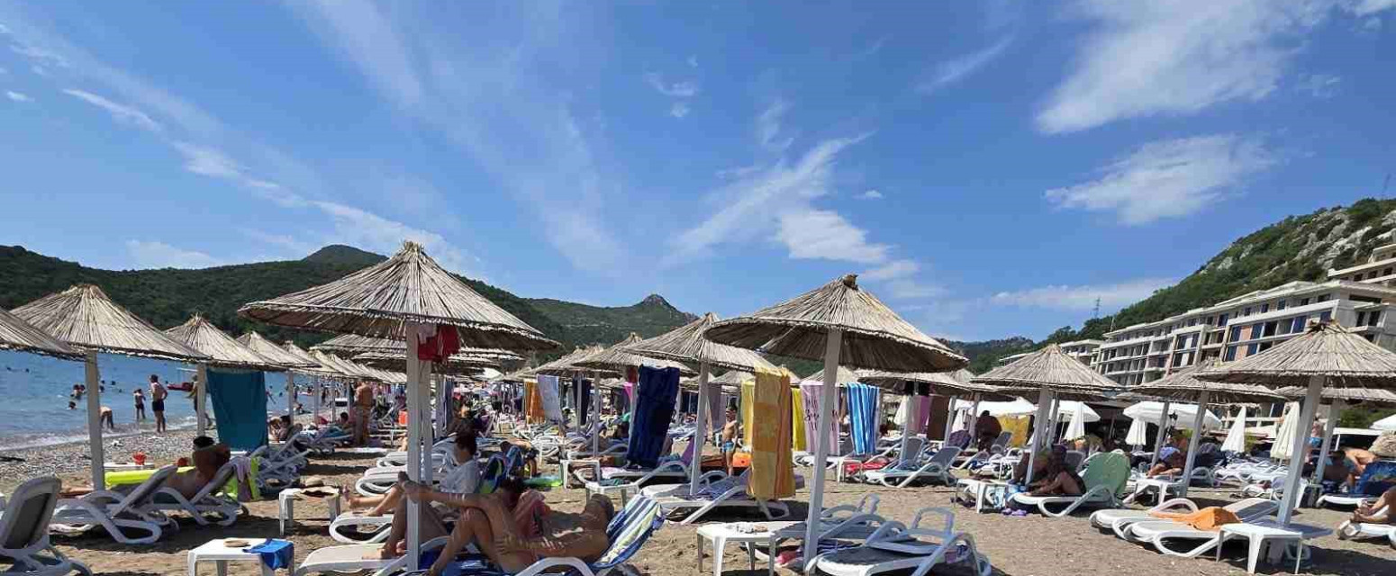 Ovo je najjeftinije mesto u Crnoj Gori: Komplet ležaljki 12, parče pice i kafa samo dva evra