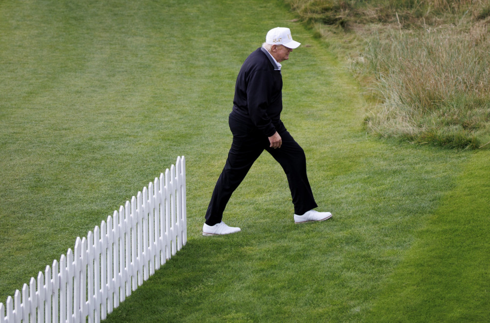 Tramp uhvaćen kako vara na golfu? Snimak postao hit na internetu VIDEO