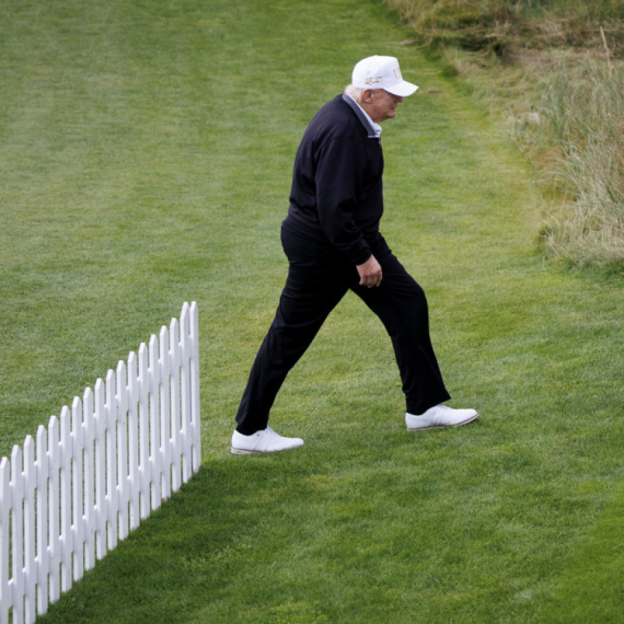 Tramp uhvaćen kako vara na golfu? Snimak postao hit na internetu VIDEO