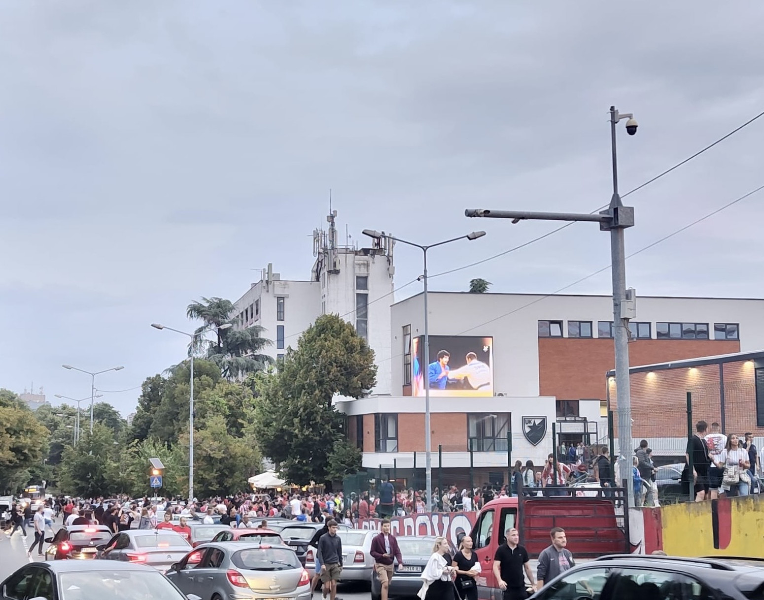 Tuča ispred Marakane – odjekivali topovski udari, ima povređenih! FOTO/VIDEO