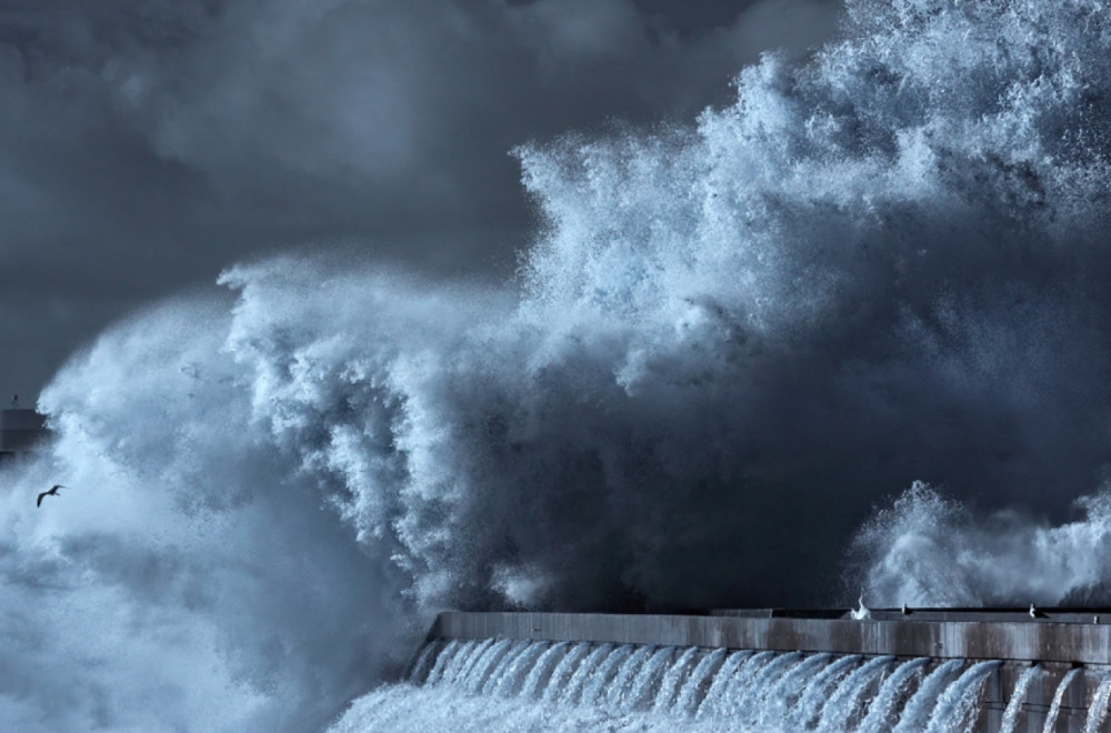 Cataclysm, people flee; A deadly tsunami started; The next hours are crucial VIDEO