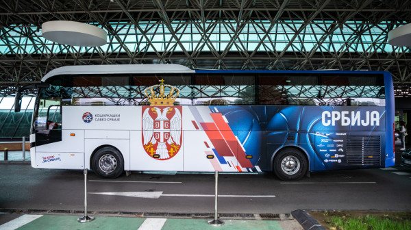 Košarkaši Srbije dobili autobus FOTO