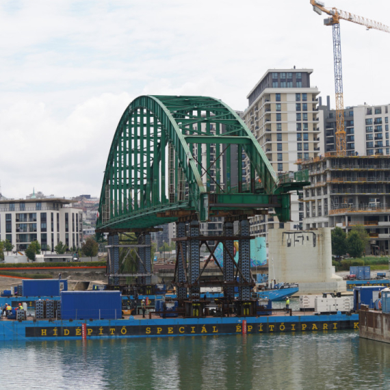 Počelo uklanjanje luka Starog savskog mosta; Obustavljen saobraćaj na reci FOTO