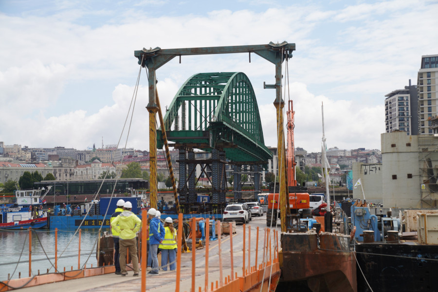 Počelo uklanjanje luka Starog savskog mosta; Obustavljen saobraćaj na reci FOTO