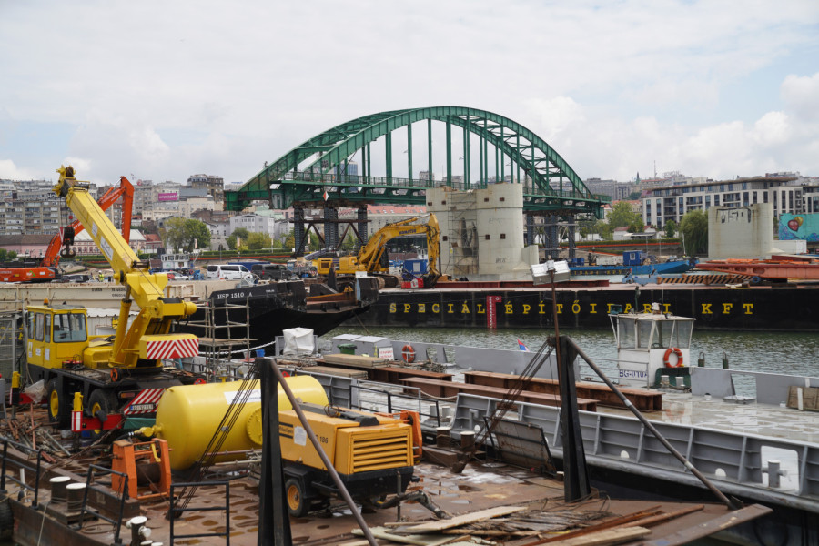 Počelo uklanjanje luka Starog savskog mosta; Obustavljen saobraćaj na reci FOTO