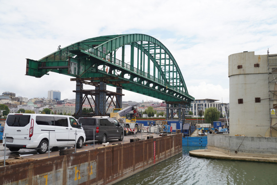 Počelo uklanjanje luka Starog savskog mosta; Obustavljen saobraćaj na reci FOTO
