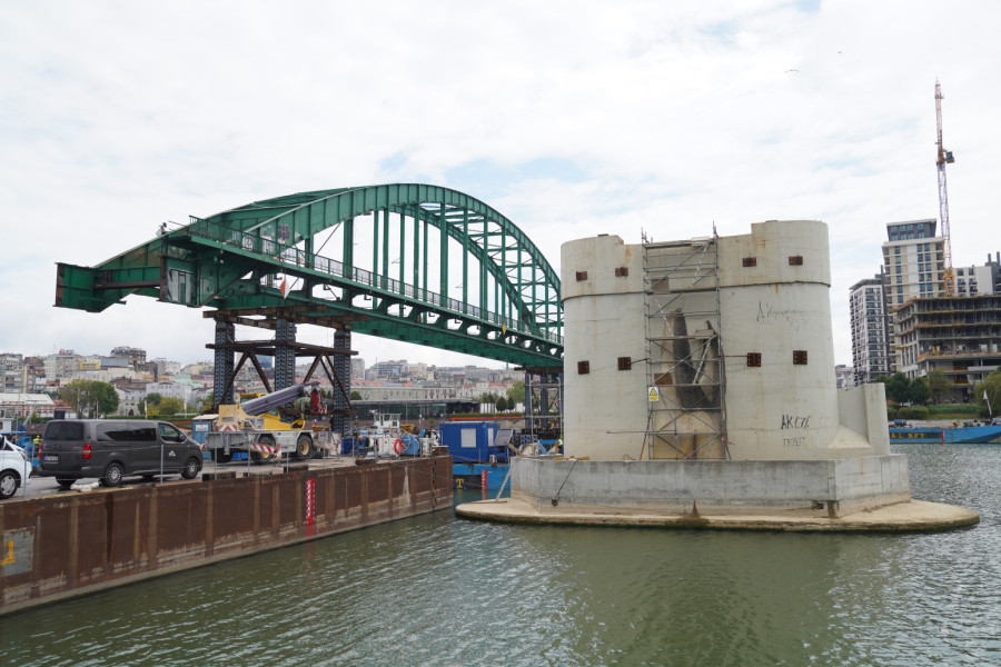 Počelo uklanjanje luka Starog savskog mosta; Obustavljen saobraćaj na reci FOTO