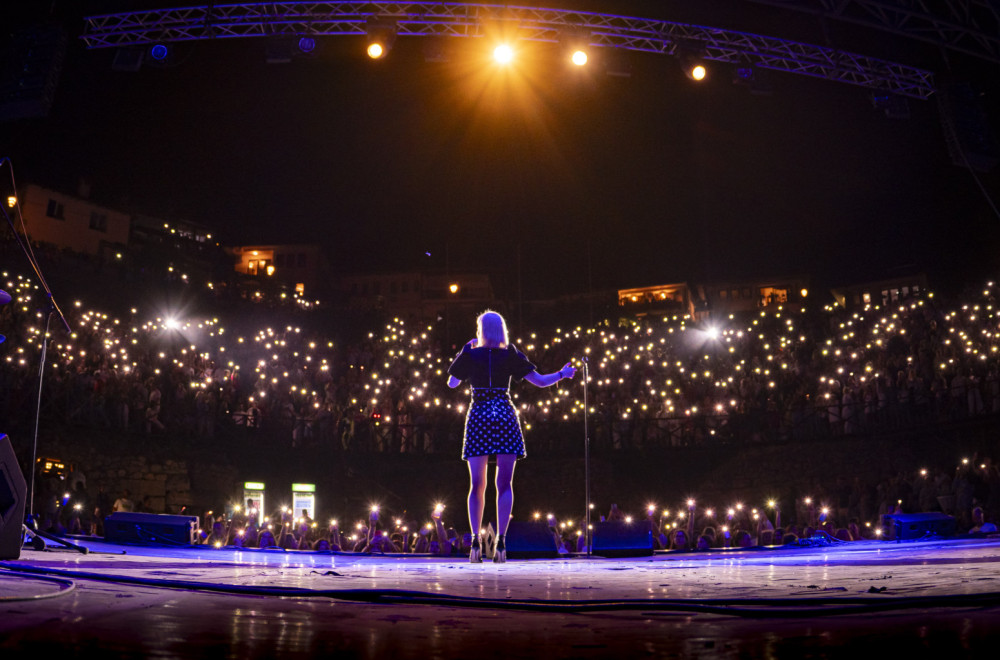Spektakl Jelene Rozge se nastavlja – magija pod zvezdama u punom Antičkom teatru u Ohridu