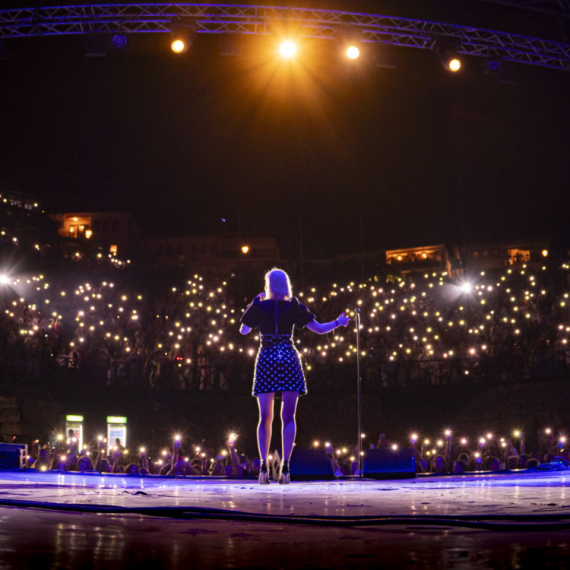 Spektakl Jelene Rozge se nastavlja – magija pod zvezdama u punom Antičkom teatru u Ohridu