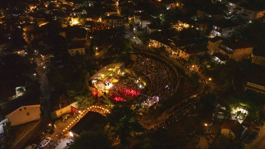 Spektakl Jelene Rozge se nastavlja – magija pod zvezdama u punom Antičkom teatru u Ohridu
