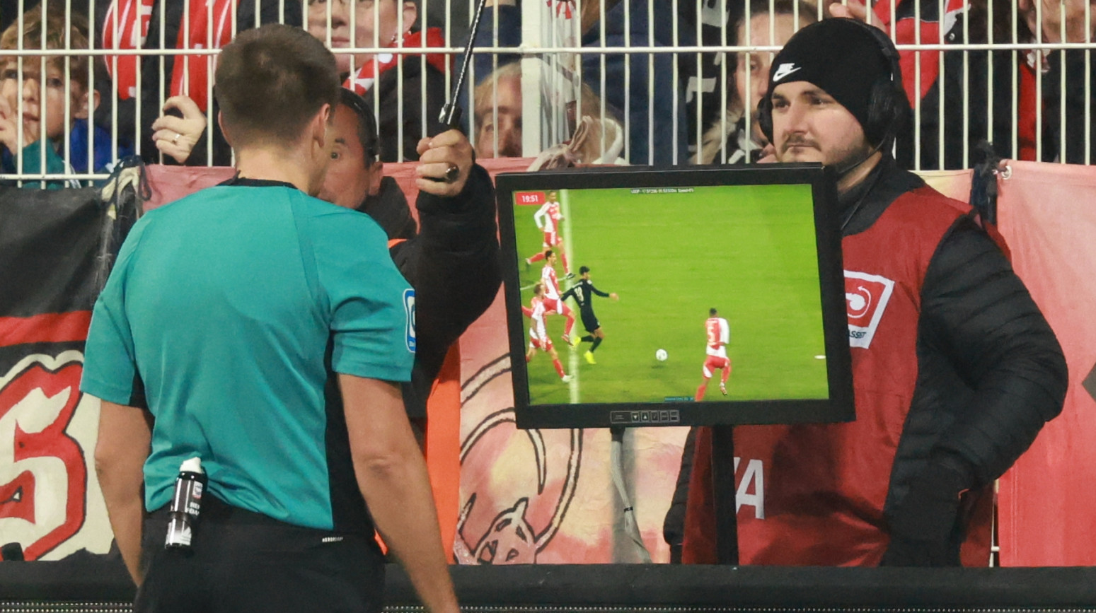 Bundesliga uvodi objašnjenja VAR odluka i snimke sa kamera na telu sudija