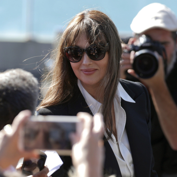 Šta žena starija od 60 godina treba da ima u ormanu da ne bi izgledala staromodno