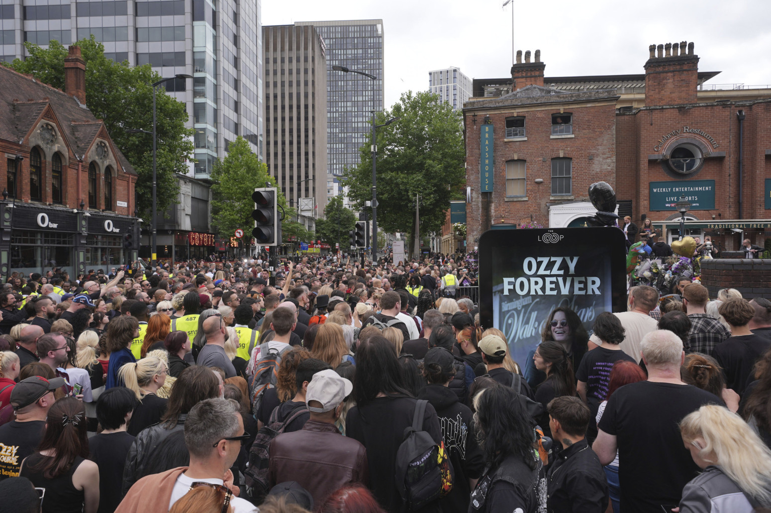 Detalj koji je Šeron Ozborn nosila na Ozijevom ispraćaju potresao fanove