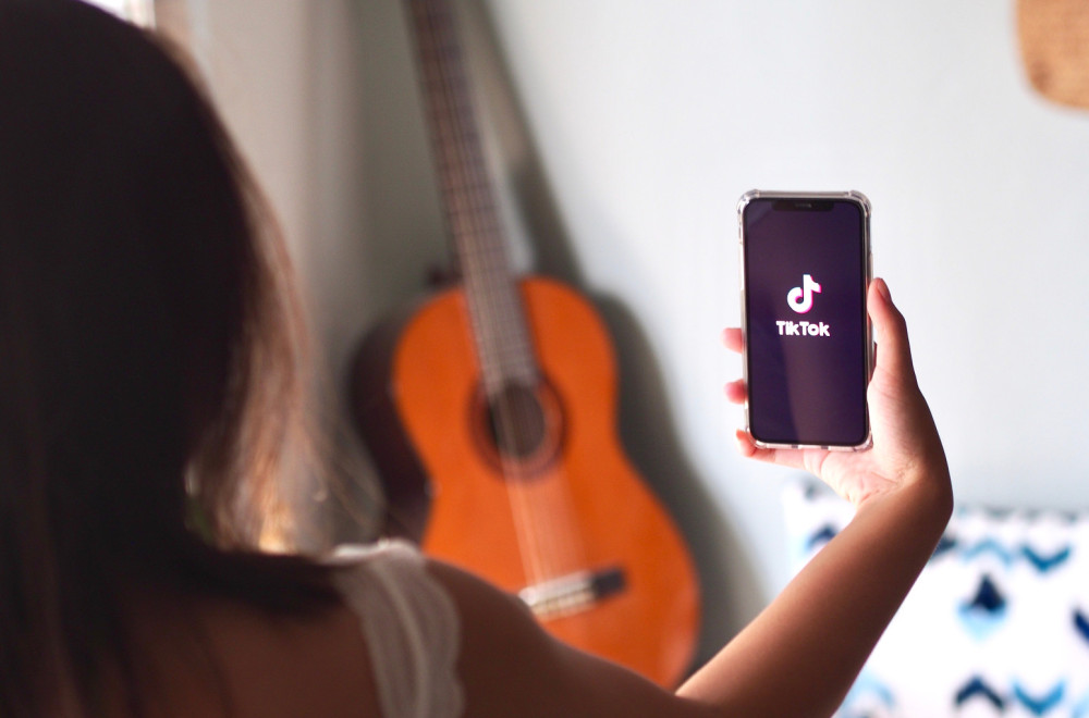 Zabrinjavajući trend u Srbiji: Deca dele pesmu s tekstom od kog vam neće biti dobro