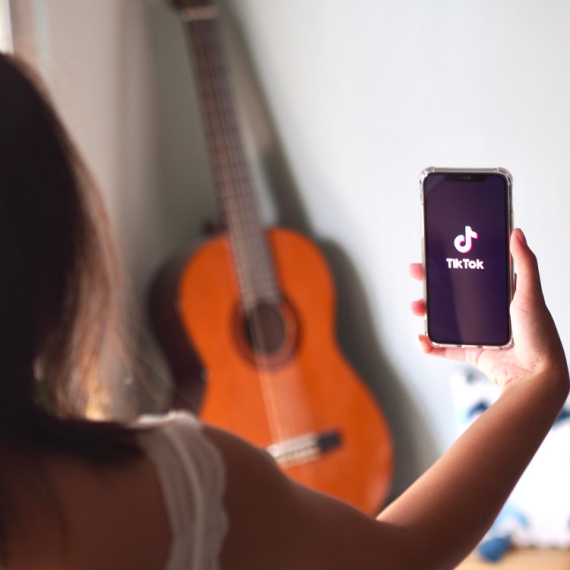 Zabrinjavajući trend u Srbiji: Deca dele pesmu s tekstom od kog vam neće biti dobro