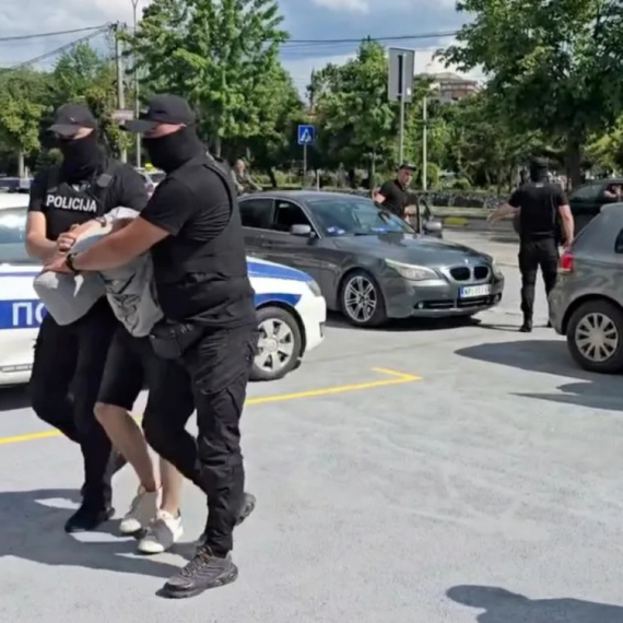 Krvavi obračun u Lazarevcu: Nožem ubo muškarca u stomak, uhapšena dvojica osumnjičenih