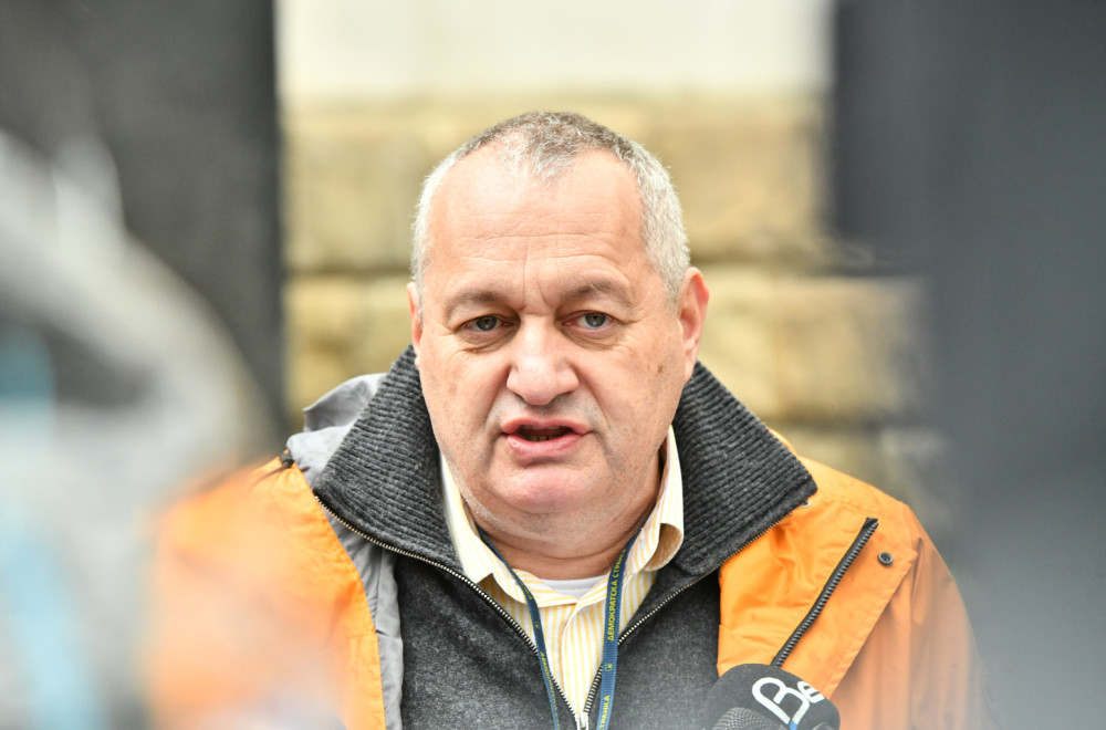 Blokaderski novinar upitao Srđana Milivojevića: Do kada nameravaš da puziš i da se savijaš pred plenumašima?