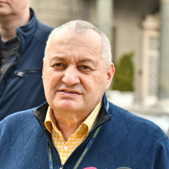 Srđan Milivojević u epizodi "i preko tragedije do fotelje"