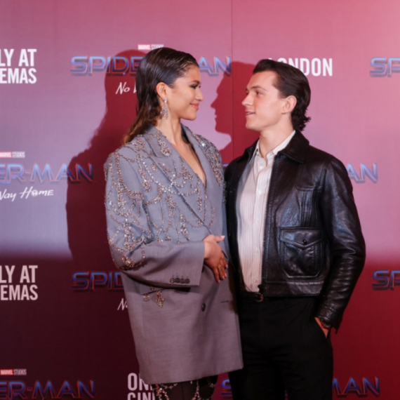 Kriza ni njih nije zaobišla? Nakon mnogo ismevanja, slavna lepotica odlaže venčanje