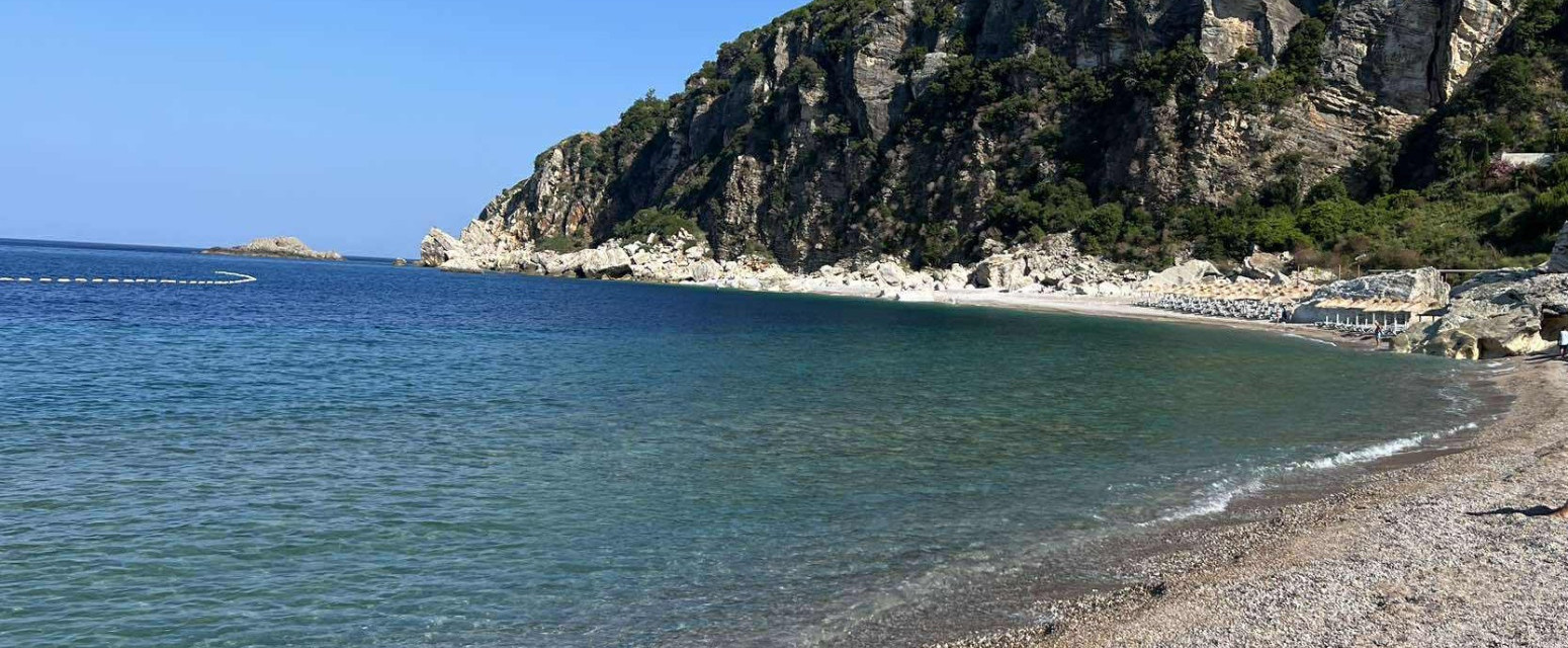 Jedna od najlepših plaža na Crnogorskom primorju: Utisnuta između mora i stena FOTO