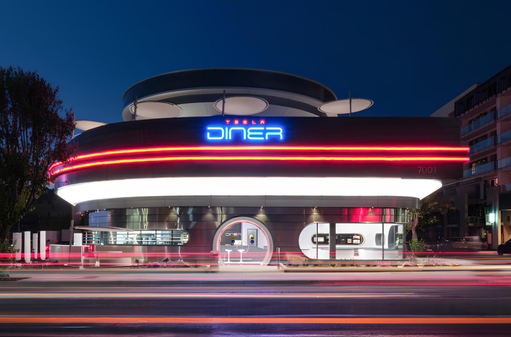 Tesla otvorio restoran iz snova: Konobari na rolerima dočekuju goste, a robot služi kokice