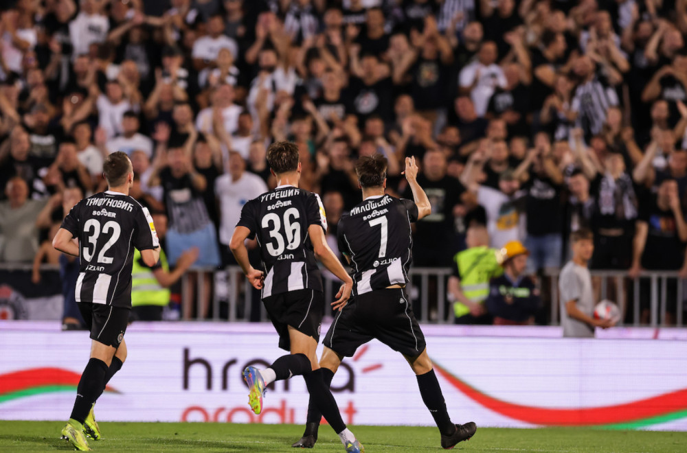 Igrala se crno-bela deca