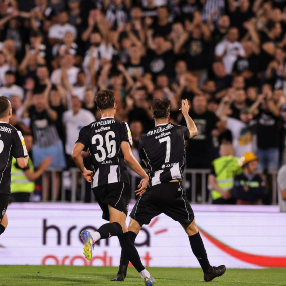 Igrala se crno-bela deca