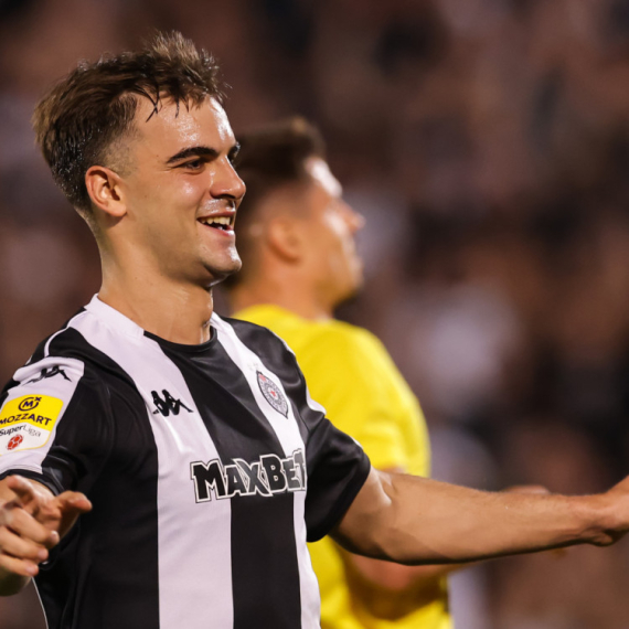 Partizanov junak: "Častim sve!"